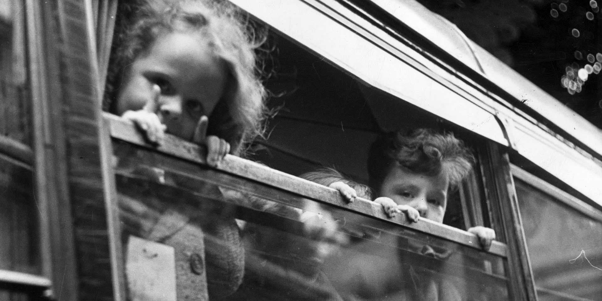 London Blitz evacuation of children, 1940.